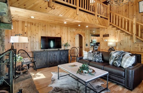 Sylva Cabina | 🌟25% Off New Hot Tub WCU 3 mi Sylva 5 mi Fire Pit Mtn Views Screened Porch Swings Families Couples Smokeys Nat'l Park 23mi 🌟