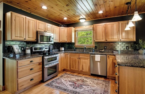 Sylva Cabina | 🌟25% Off New Hot Tub WCU 3 mi Sylva 5 mi Fire Pit Mtn Views Screened Porch Swings Families Couples Smokeys Nat'l Park 23mi 🌟