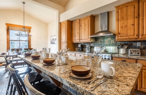 Mammoth Lakes Casa | Summer Availability! Home with Loft Area, Panoramic Mountain Views, and Shared Hot Tub!