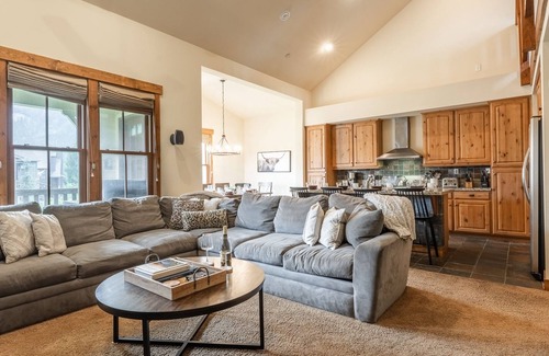 Mammoth Lakes Casa | Summer Availability! Home with Loft Area, Panoramic Mountain Views, and Shared Hot Tub!