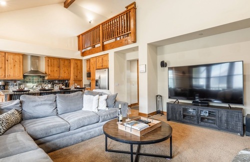 Mammoth Lakes Casa | Summer Availability! Home with Loft Area, Panoramic Mountain Views, and Shared Hot Tub!