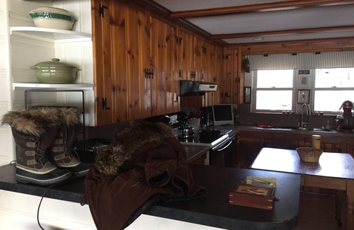 Winthrop Apartamento | Fall colors at a Maine Lakefront cottage. Watch the beautiful change of seasons