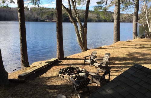 Winthrop Apartamento | Fall colors at a Maine Lakefront cottage. Watch the beautiful change of seasons