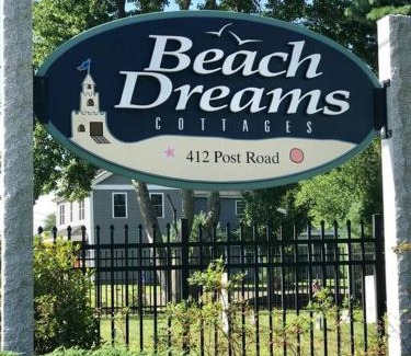 Ogunquit - Wells Casa | Fall Cottage that Sleeps 6 with 2 Bedrooms Sun Room Jaccuzi 1 Mile to Beach!