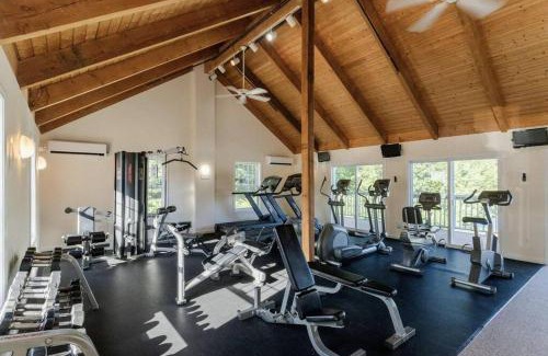 Ogunquit - Wells Casa | Fall Cottage that Sleeps 6 with 2 Bedrooms Sun Room Jaccuzi 1 Mile to Beach!