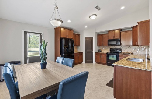 Midland Casa | Fall Deal: 10% Off 3+ Night Stays Until Oct 31!