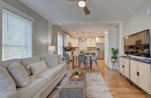 Bloomington Casa | Fall Festivities - 4BR Home by IU Stadium Bloomington Bliss