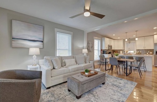 Bloomington Casa | Fall Festivities - 4BR Home by IU Stadium Bloomington Bliss