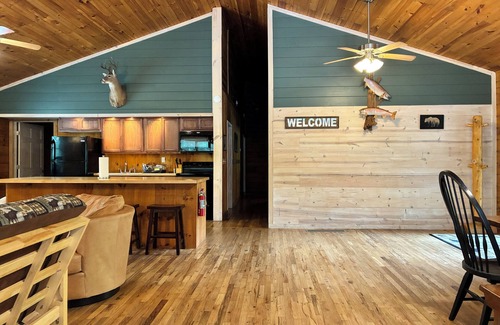 Elkins Cabina | Riverside Retreat:PetFriendlyCabin with HotTub,Pellet Stove RiverViews Sleeps 10