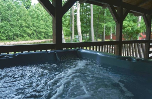 Elkins Cabina | Riverside Retreat:PetFriendlyCabin with HotTub,Pellet Stove RiverViews Sleeps 10