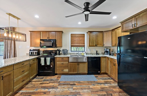 Berkeley Springs Cabina | Country Escape HotTub Stars FirePit Sauna 2Kings Arcade Large Deck