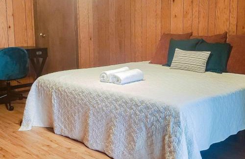 Hayward Chalet De Esquí | Fall Getaway Resort-3 KING suites, Dog-Friendly