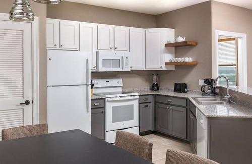 Oatmeal Condominio | Fall in Love in Marble Falls! Cozy Condo with Riverview Pool & Hot Tub