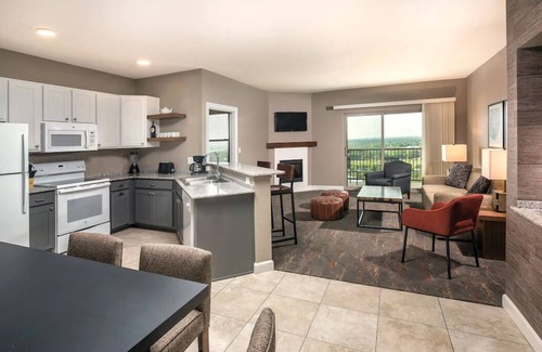Oatmeal Condominio | Fall in Love in Marble Falls! Cozy Condo with Riverview Pool & Hot Tub