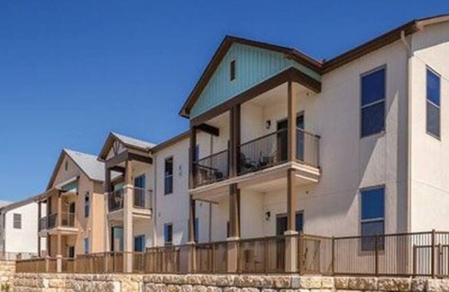 Oatmeal Condominio | Fall in Love in Marble Falls! Cozy Condo with Riverview Pool & Hot Tub