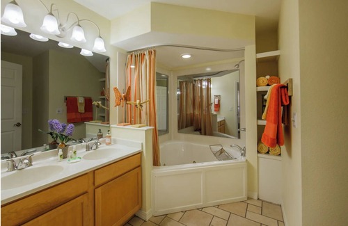 Branson Complejo | Fall in the Ozarks! 2 sep. spaces w/KING beds, FULL baths & kitchens = PRIVACY!