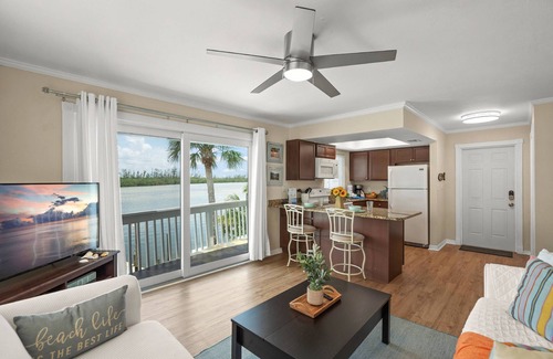 Siesta Key Condominio | Coastal Breeze Siesta: Waterfront 4-Unit Retreat – Walk to Turtle Beach, Boat Dock & Free Beach Gear