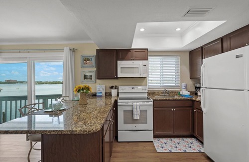 Siesta Key Condominio | Coastal Breeze Siesta: Waterfront 4-Unit Retreat – Walk to Turtle Beach, Boat Dock & Free Beach Gear
