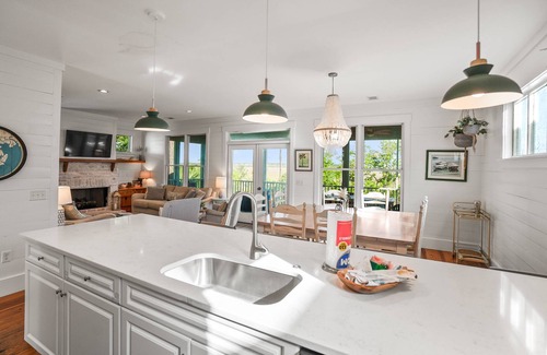 Bonito Boathouses Casa | The Hidden Palm: Luxurious 5-Bed Home, Screened Porches, Game Room & Marsh Views!