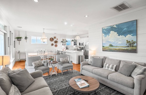 Bonito Boathouses Casa | The Hidden Palm: Luxurious 5-Bed Home, Screened Porches, Game Room & Marsh Views!