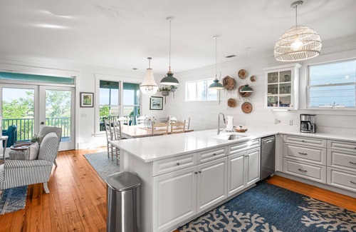 Bonito Boathouses Casa | The Hidden Palm: Luxurious 5-Bed Home, Screened Porches, Game Room & Marsh Views!