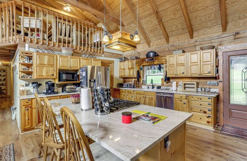 Crellin Cabina | Fall Leaves, Jacuzzi & Games: Maryland Mtn Retreat