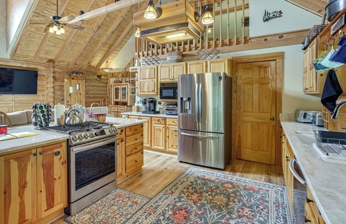 Crellin Cabina | Fall Leaves, Jacuzzi & Games: Maryland Mtn Retreat