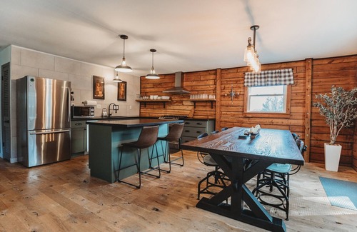 Bourbon Cabina | 10-Acre Cabin Retreat | Close to Floating