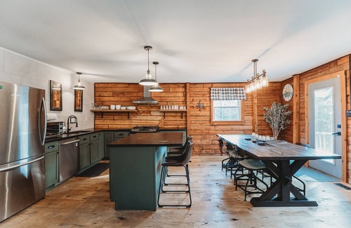 Bourbon Cabina | 10-Acre Cabin Retreat | Close to Floating