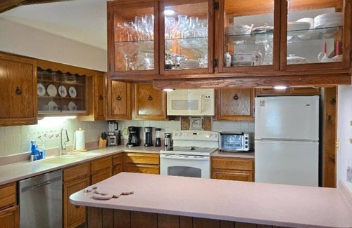 Country Club Estates Casa | Sept Sale! Big Porch, Short Walk to Beach & Boardwalk, Sleeps 10, Lots to Offer!