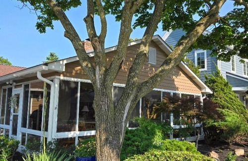 Country Club Estates Casa | Sept Sale! Big Porch, Short Walk to Beach & Boardwalk, Sleeps 10, Lots to Offer!