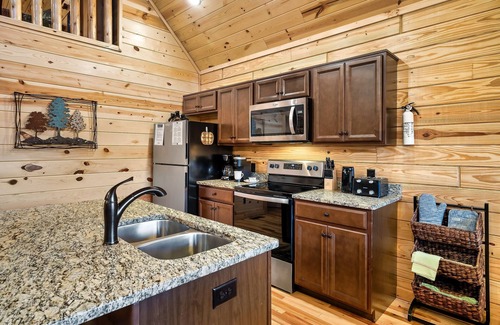 White Oak Lodge Cabina | Fall Specials! View Cabin, Fast WIFI, Multicade, Pool Table, Private Hot Tub!!!