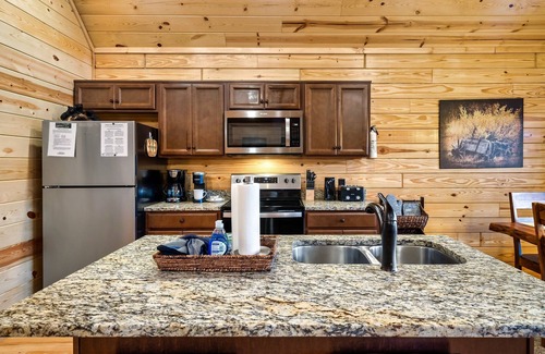 White Oak Lodge Cabina | Fall Specials! View Cabin, Fast WIFI, Multicade, Pool Table, Private Hot Tub!!!