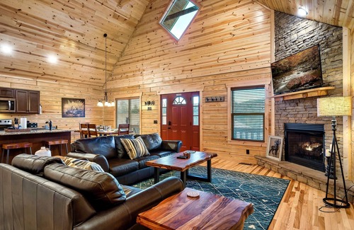 White Oak Lodge Cabina | Fall Specials! View Cabin, Fast WIFI, Multicade, Pool Table, Private Hot Tub!!!