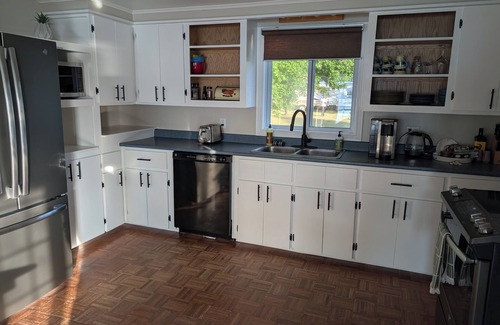Sainte-Anne-de-Kent Casa | Fall Vista Waterfront Retreat | Coastal Calm & Comfort