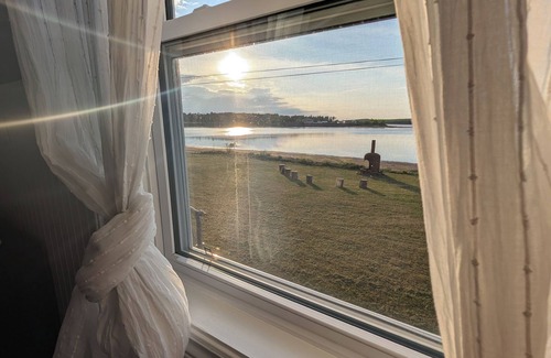 Sainte-Anne-de-Kent Casa | Fall Vista Waterfront Retreat | Coastal Calm & Comfort