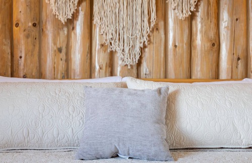 Jefferson Cabina | Fall’n Love in the White Mountains. Log Cabin. Views.