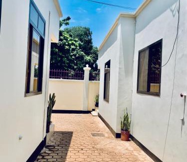 Moshi Casa | Familia guest house