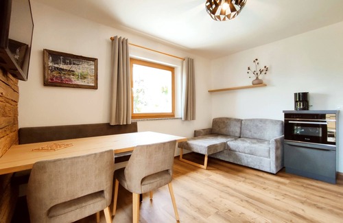 Caines Apartamento | Familien-appartement mit Zwei Balkonen und Naturbadeteich, in der Nähe von Meran