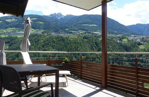Caines Apartamento | Familien-appartement mit Zwei Balkonen und Naturbadeteich, in der Nähe von Meran
