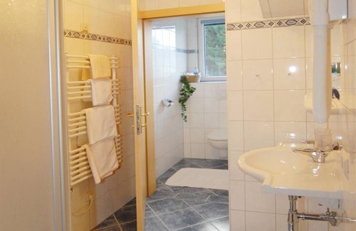 Haus im Ennstal Casa | Familienzimmer mit Dusche od. Bad, WC - Panoramahotel Gürtl