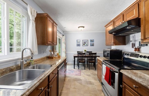 Cary Casa | Families | Backyard | 2mi to Downtown Cary