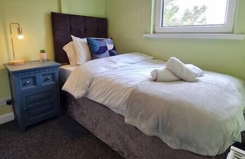 Merthyr Tydfil Casa | family 3 Bed house BPW, with private garden.