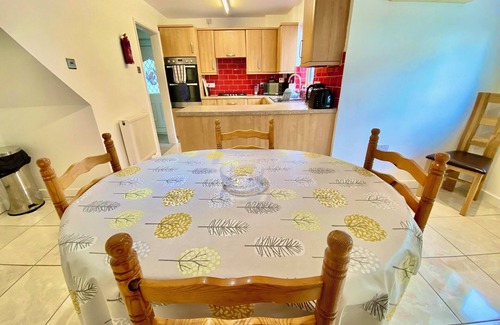 Leominster Casa | Family 3BR Home, Garden, Parking, Near Town Centre