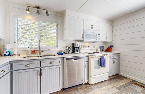 Sequim Casa | Family and dog-friendly getaway with deck, firepit and private hot tub
