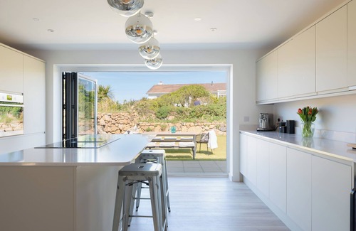 Saint Martin Casa | Family Beach House - Direct Access to Sennen Cove Perfect for Summer Holidays