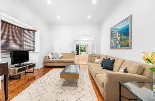 North Bondi Casa | Family Beach House - spacious w yard AC car space