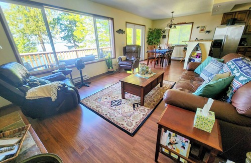 Lummi Island Casa | Familia Beach House con hermosas vistas, enorme patio, la boya de amarre, y kayak