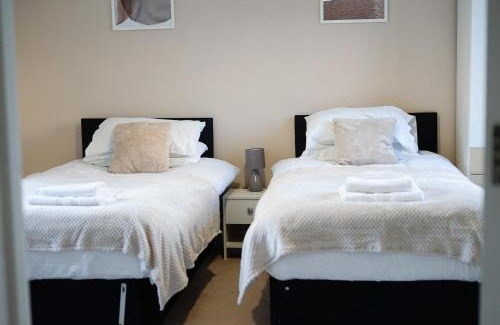 Reading Casa | Family & Business Stays In RG2 - Sleeps Up to 12!