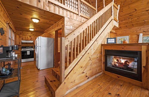 Sevierville Cabina | ⭐Family Cabin near Attractions w/ Hot Tub, Arcade, Games, 65" TV, 2 King Beds ⭐